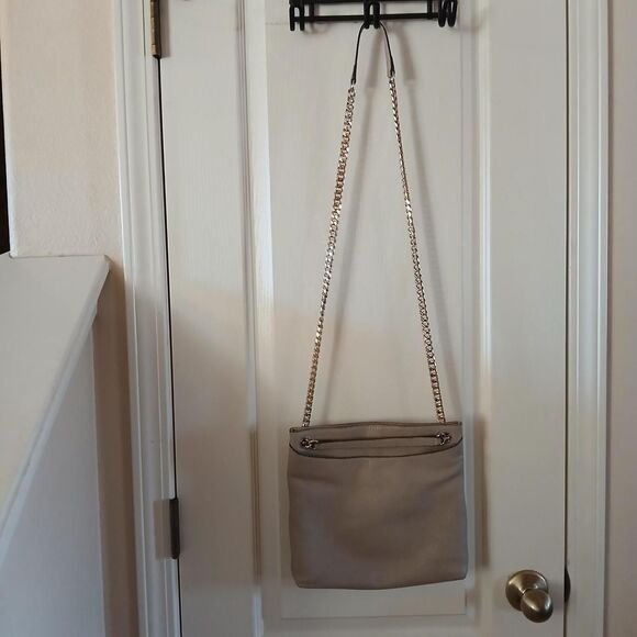 Tan pebbled leather purse shoulder bag or crossbody bag w gold tone chain strap - Picture 3 of 8